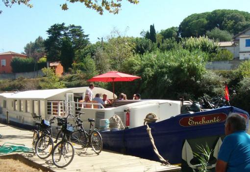 El buque tiene bicicletas para poder pasear por el canal
